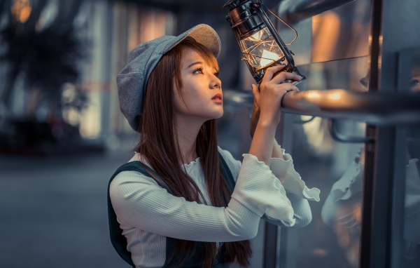 Девушка азиатка с фонарем в руках