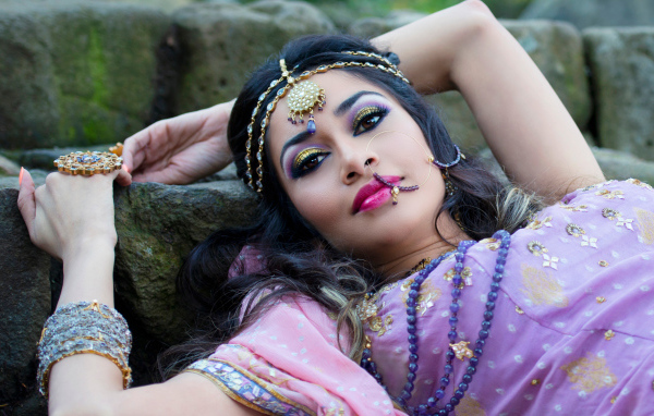 Красивая индийская девушка в сари и украшениях