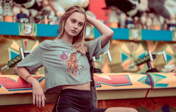 Красивая блондинка с рукой в волосах 