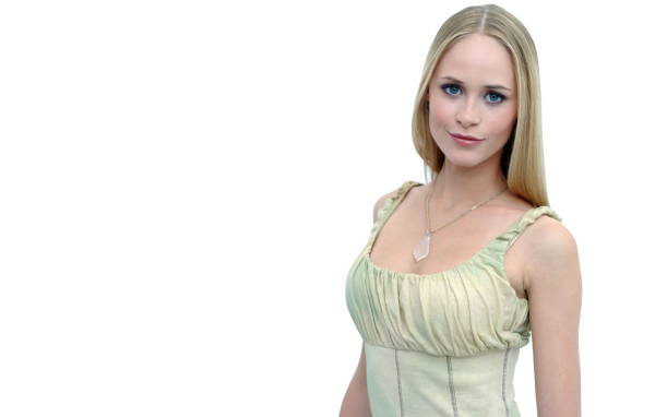 Красивая голубоглазая блондинка на белом фоне с кулоном на шее 