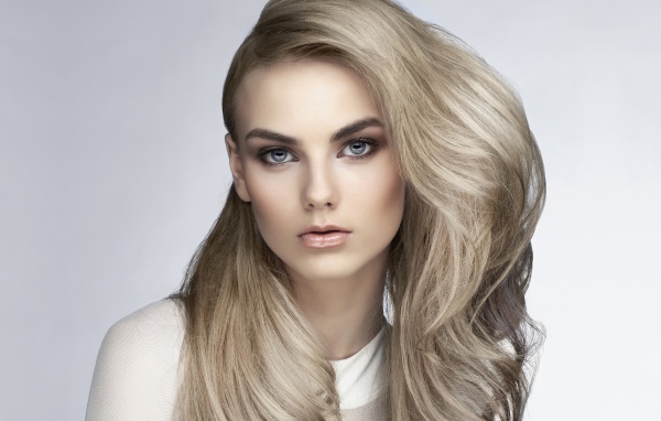 Красивая голубоглазая блондинка с пышными волосами