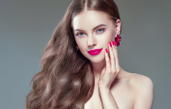 Красивая голубоглазая длинноволосая девушка с ярким макияжем 
