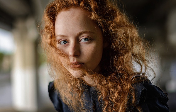 Красивая голубоглазая рыжеволосая девушка