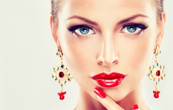 Красивая яркая девушка с макияжем и дорогими серьгами в ушах