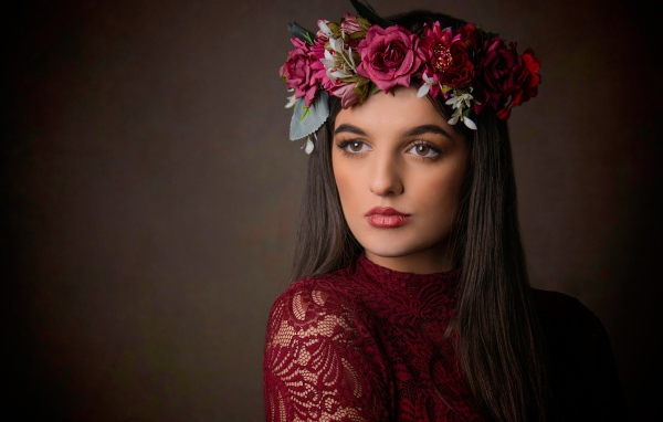 Красивая кареглазая девушка с венком на голове