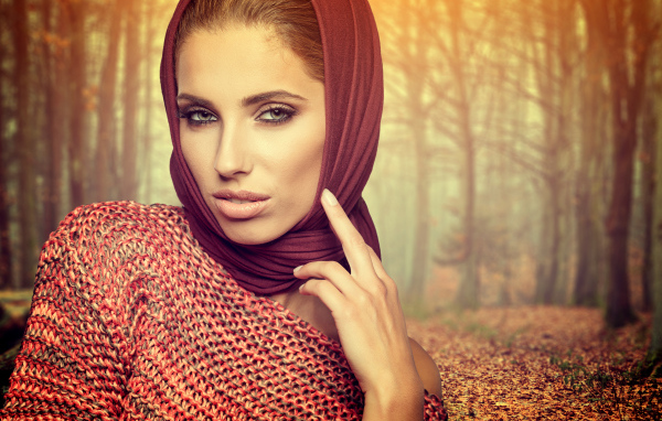 Красивая шатенка с платком на голове на фоне леса