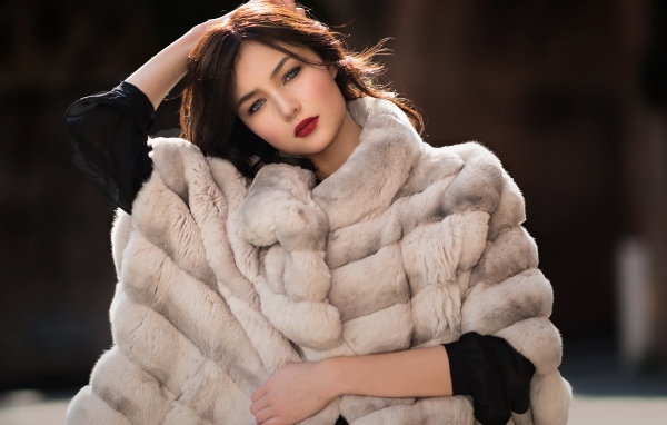 Красивая девушка в шубе 