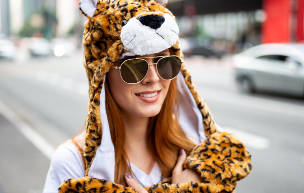 Красивая девушка в очках в смешной шапке