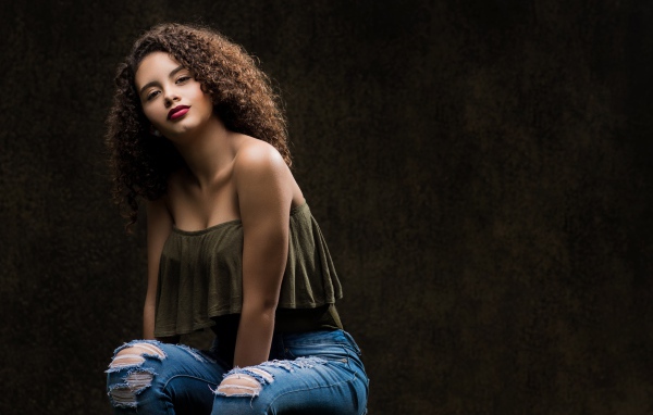 Красивая девушка в модных джинсах 