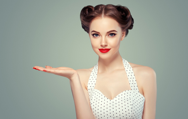 Красивая девушка с прической на голове в платье