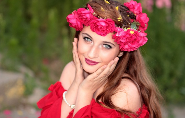 Красивая девушка с венком из роз на голове