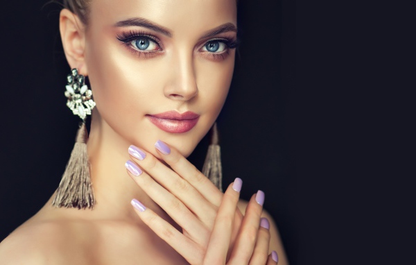 Красивая девушка с большими голубыми глазами и красивыми ногтями