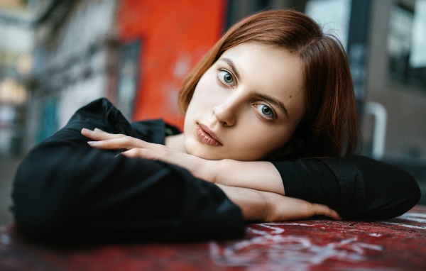 Красивая девушка с большими глазами