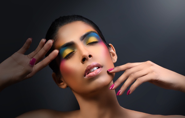 Красивая девушка с ярким макияжем с закрытыми глазами