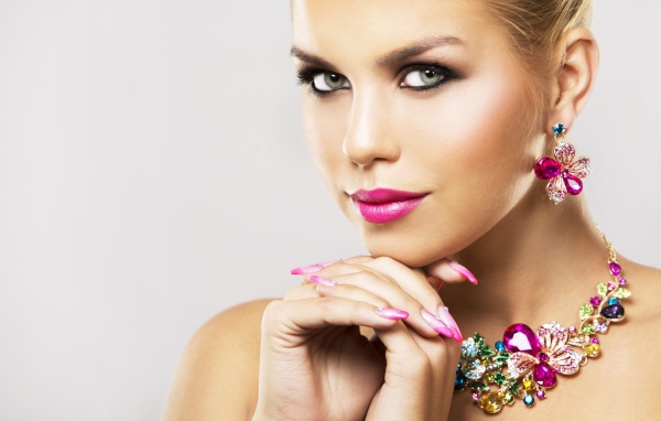 Красивая девушка с маникюром и украшениями на теле