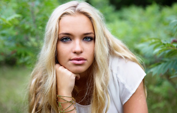 Красивая зеленоглазая девушка со светлыми волосами 