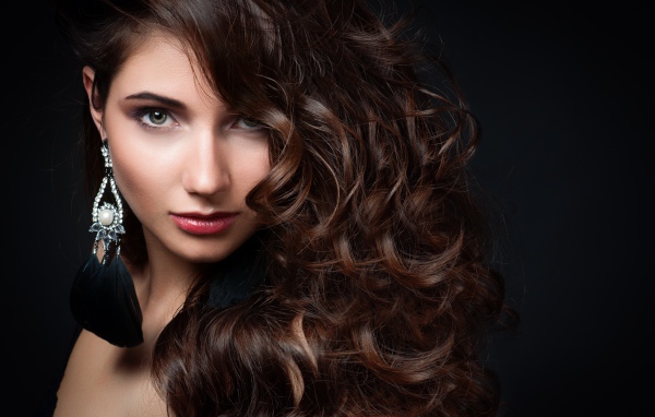 Красивая зеленоглазая девушка с сережками в ушах 