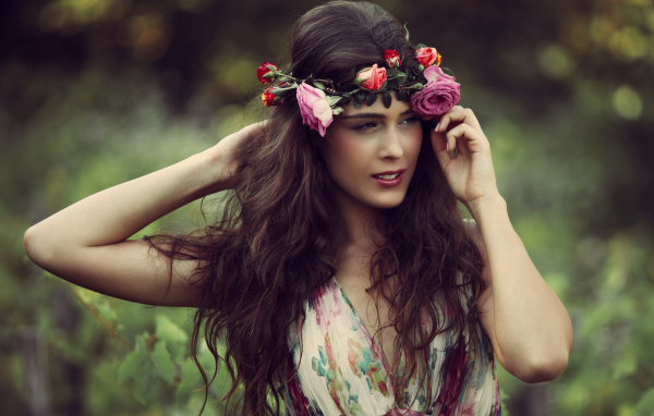 Красивая длинноволосая девушка шатенка с венком из роз на голове