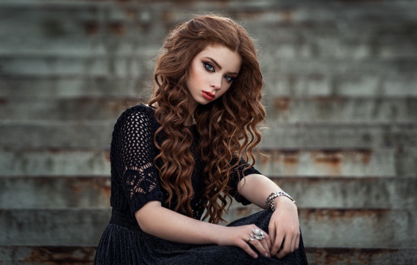 Красивая длинноволосая девушка в черном платье