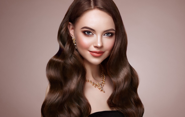 Красивая длинноволосая девушка с украшением на шее