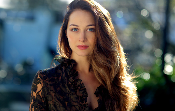 Красивая длинноволосая девушка с голубыми глазами на улице