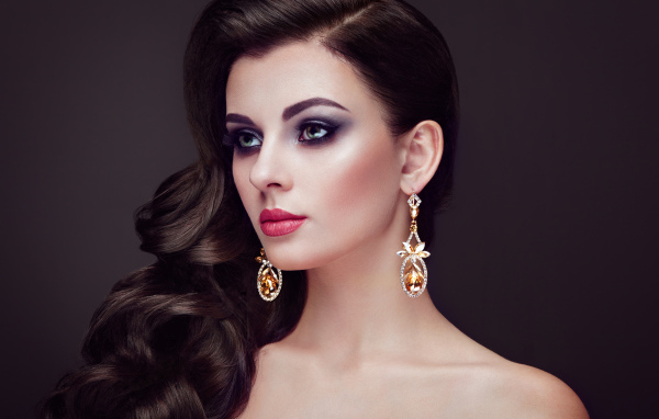 Красивая длинноволосая девушка с сережками