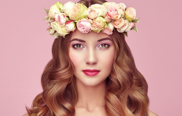 Красивая рыжеволосая девушка с венком из роз на голове