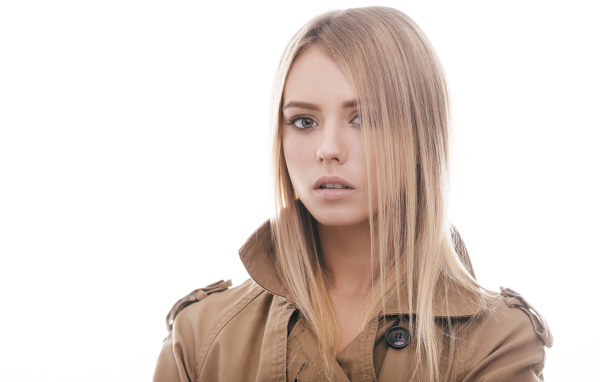 Красивая грустная девушка на белом фоне