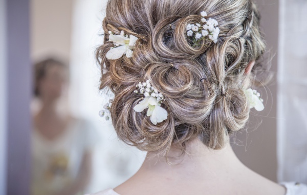 Красивая свадебная прическа с цветами 