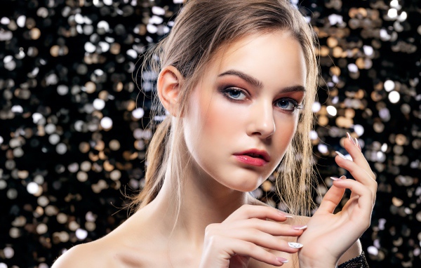 Красивая молодая голубоглазая девушка с маникюром