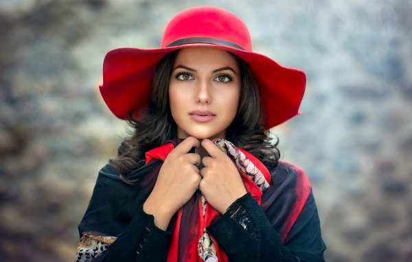 Брюнетка с большими глазами в красной шляпе 