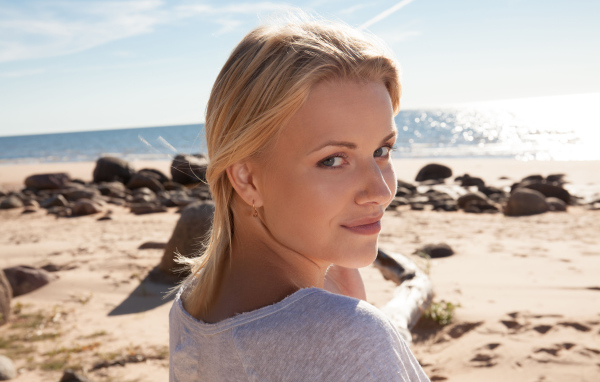 Блондинка с серыми глазами на берегу океана