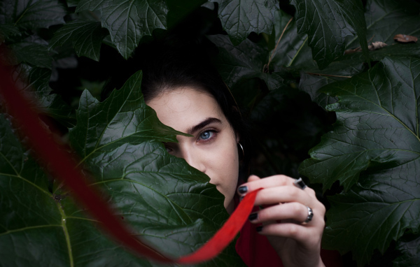 Голубоглазая девушка в больших зеленых листьях