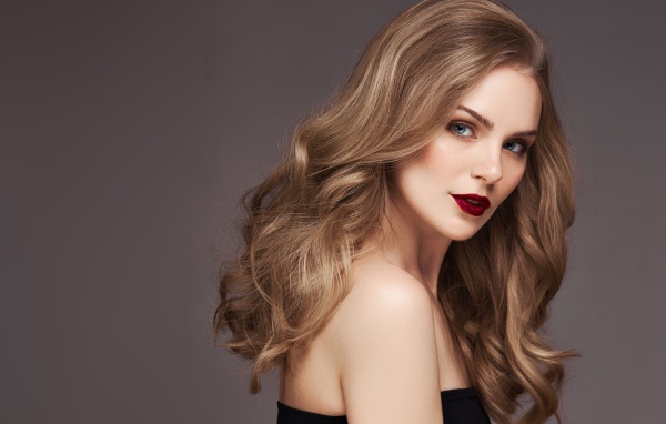 Голубоглазая девушка с длинными красивыми волосами