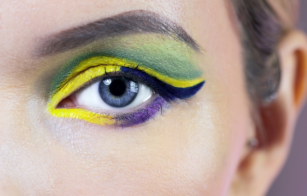 Накрашенный глаз голубоглазой девушки