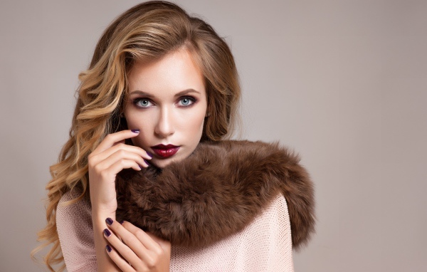 Яркая девушка блондинка с меховым воротником