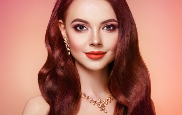 Яркая рыжеволосая девушка с украшениями крупным планом