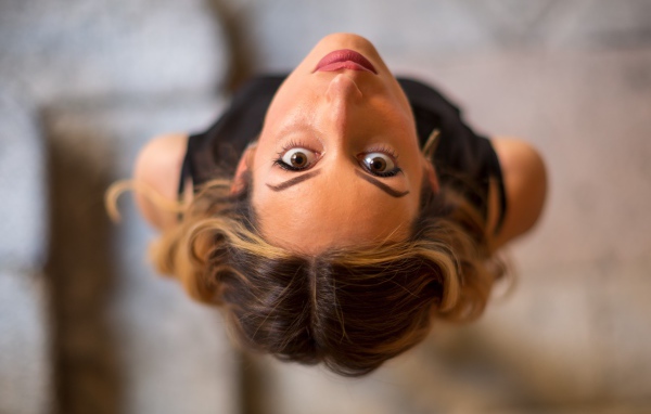 Кареглазая девушка смотрит вверх