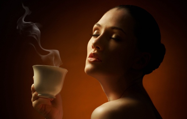 Очаровательная нежная девушка наслаждается кофе