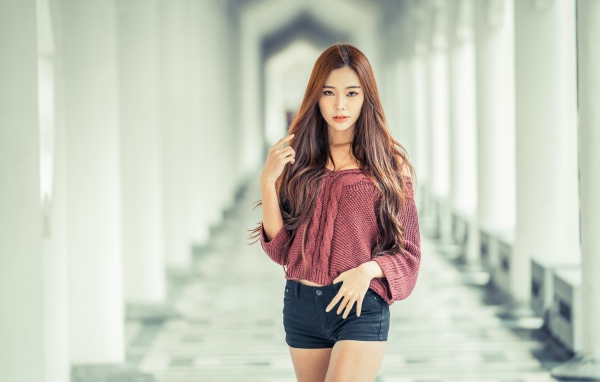 Милая девушка азиатка в коротких шортах 