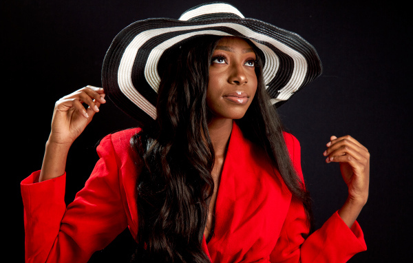 Темнокожая девушка в большой шляпе 