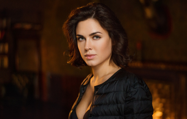 Девушка с короткой стрижкой в черной куртке