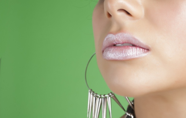 Девушка с красивыми розовыми губами