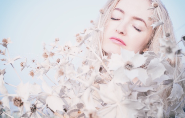 Девушка с закрытыми глазами в цветах 