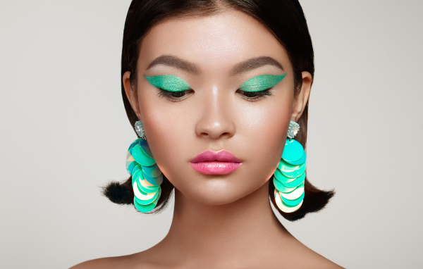 Девушка с зеленым макияжем и розовыми губами