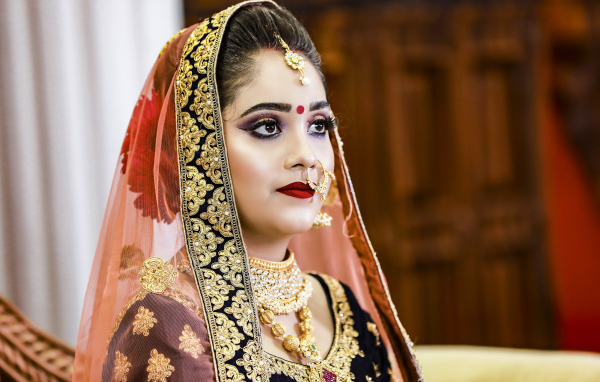 Девушка в индийском костюме невесты