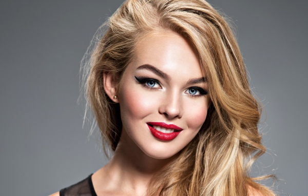 Длинноволосая голубоглазая девушка с красивым макияжем 