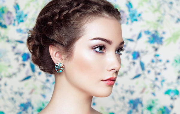 Красивая нежная девушка с прической вид сбоку