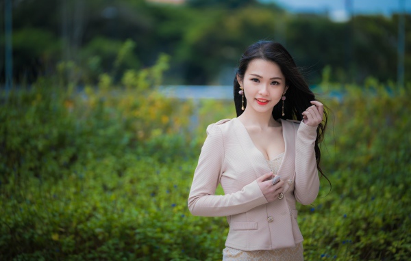 Улыбающаяся девушка азиатка в костюме