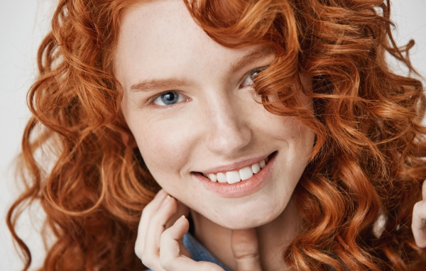 Улыбающаяся рыжеволосая девушка лицо крупным планом